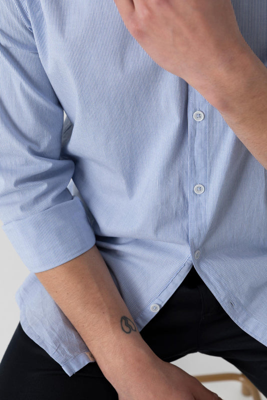 Camicia in fantasia di popeline stretch con collo piccolo classico in micro riga azzurra