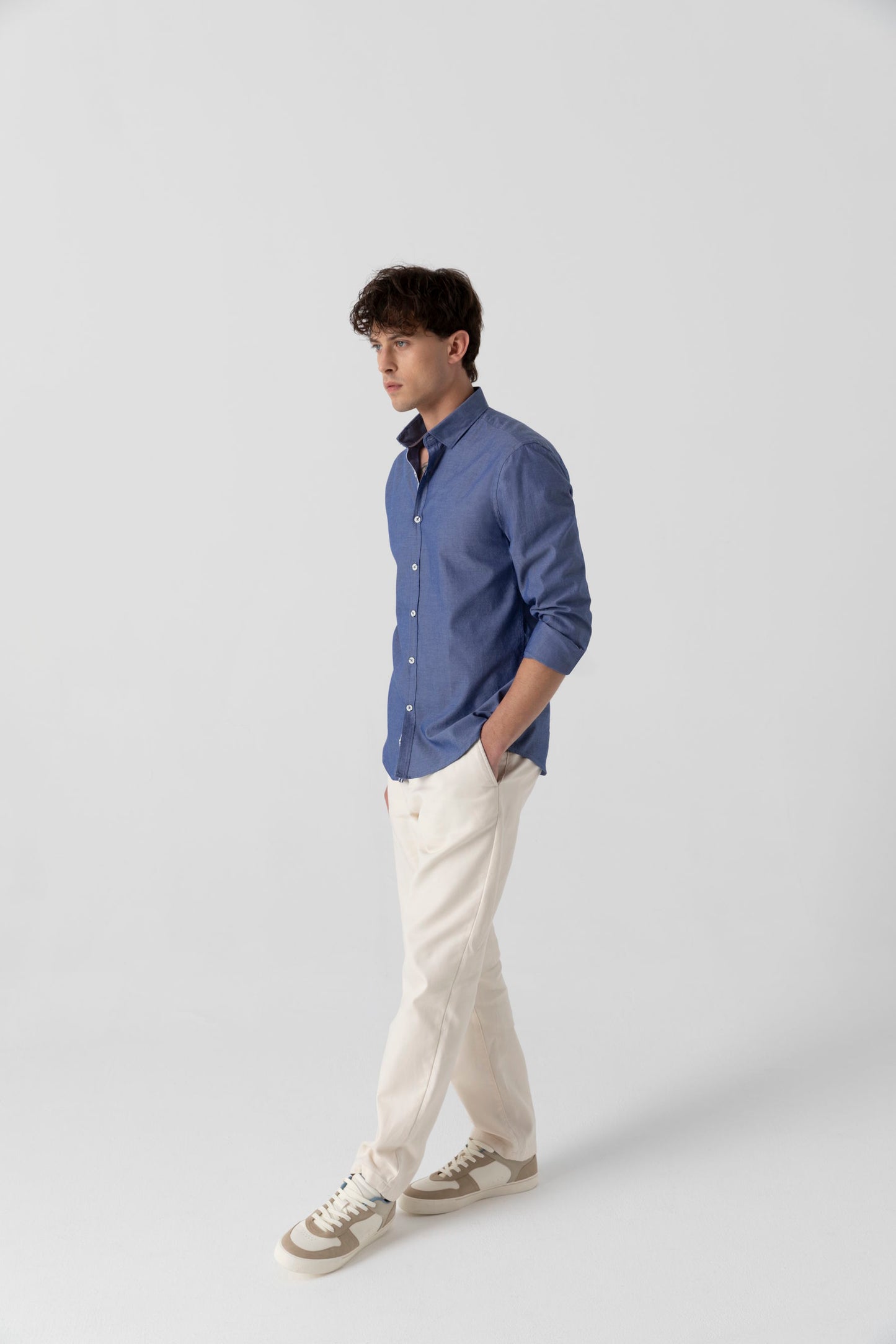 Camicia in 100% oxford di cotone con collo clip down