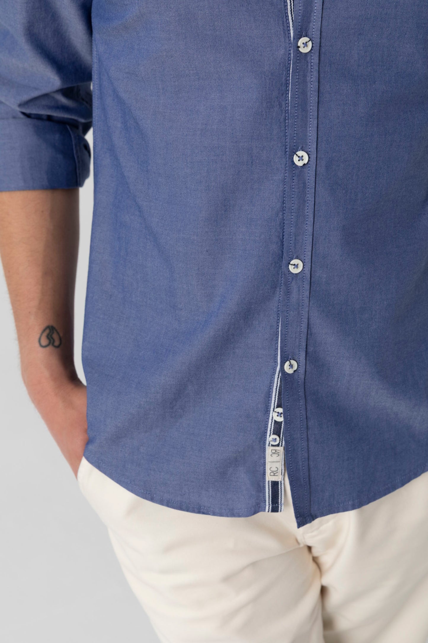 Camicia in 100% oxford di cotone con collo clip down