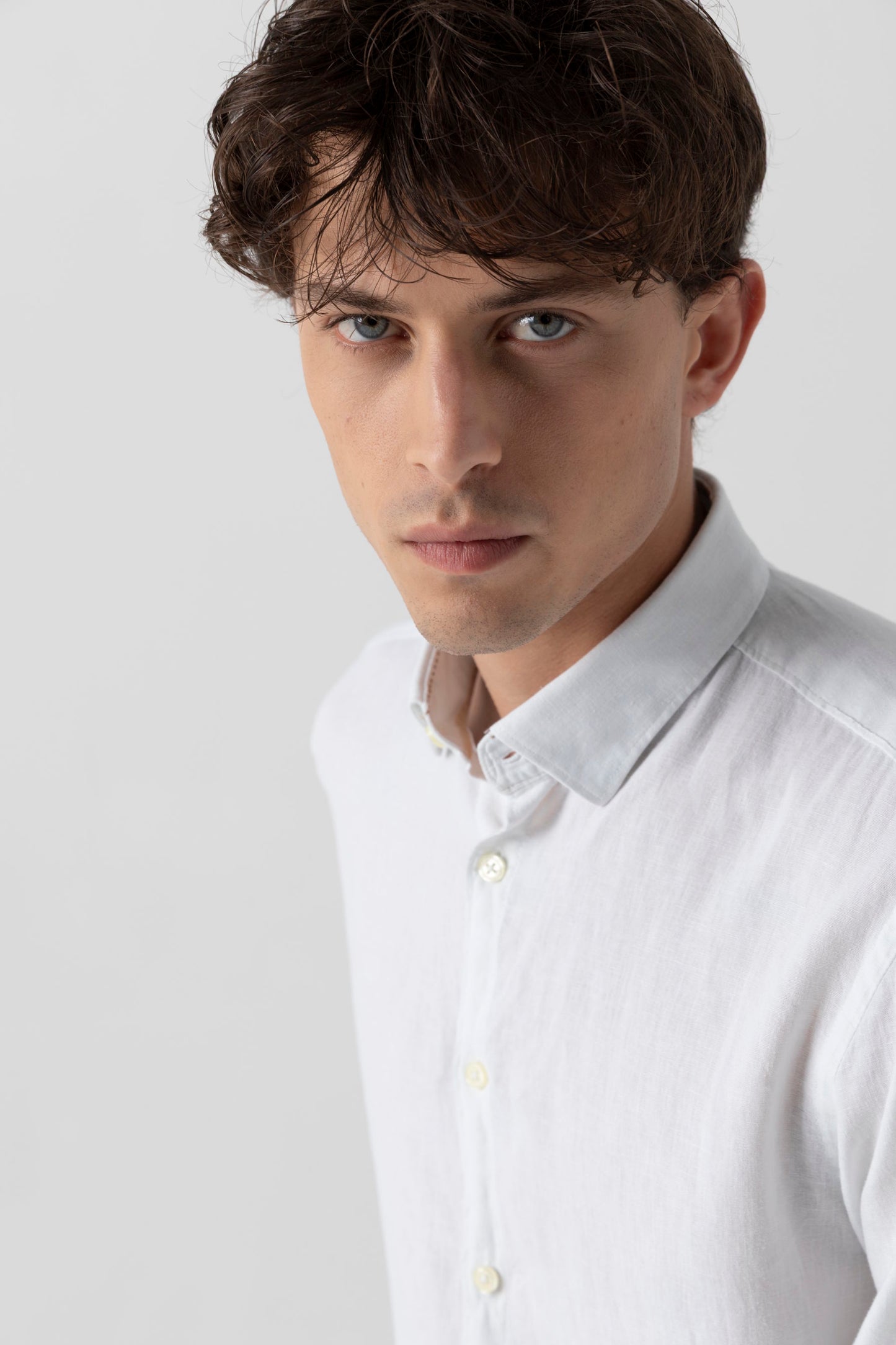 Camicia in Lino Viscosa Tinto Capo con Collo Clip Down