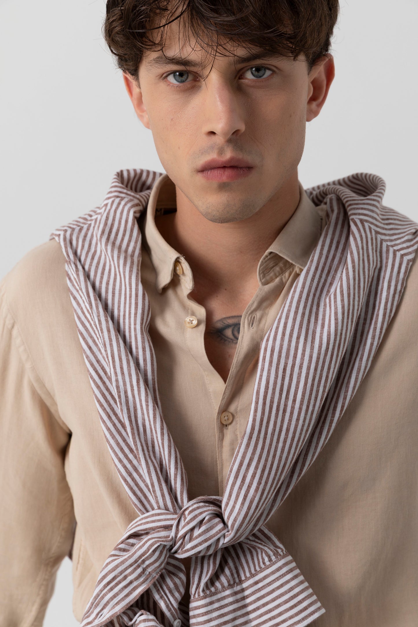 Camicia in Lino Viscosa Tinto Capo con Collo Clip Down