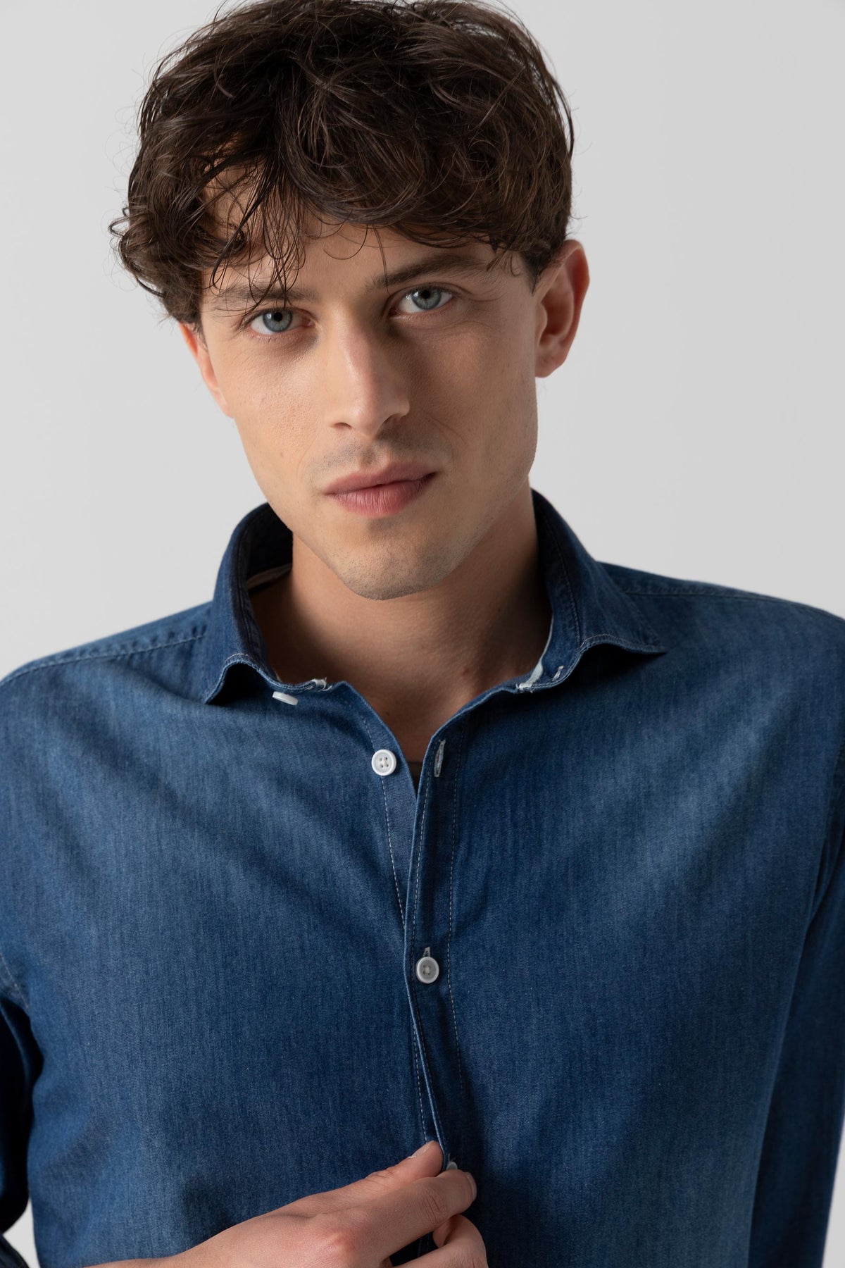 Camicia in denim di cotone con collo piccolo classico