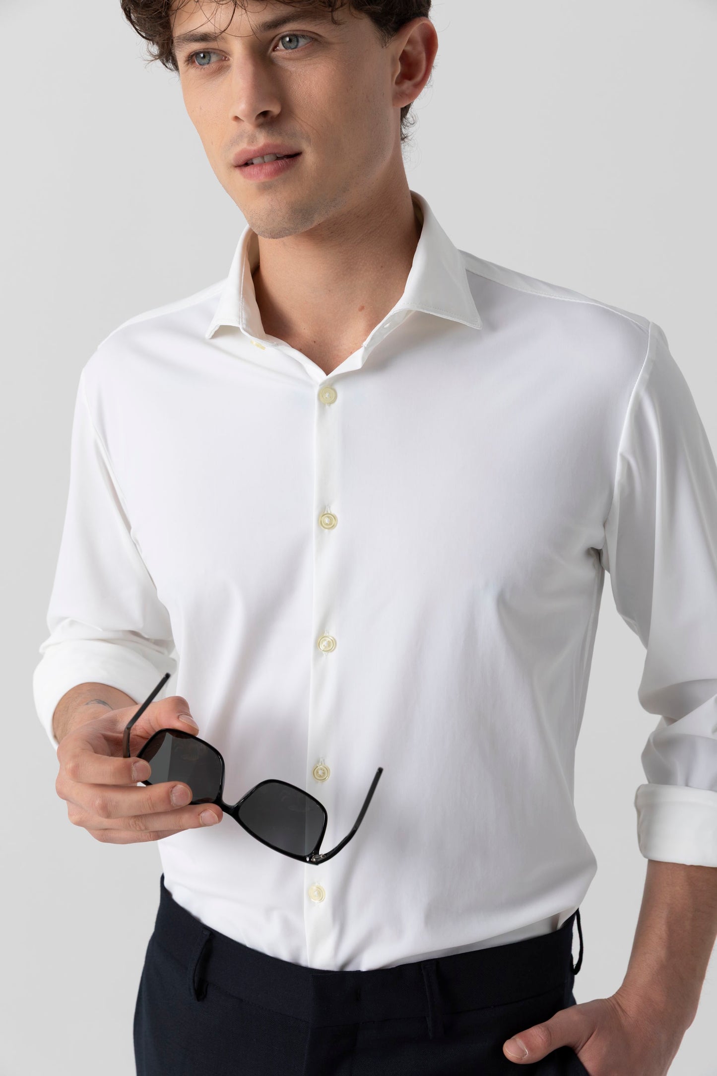 Camicia in tessuto tecnico stretch con collo classico piccolo