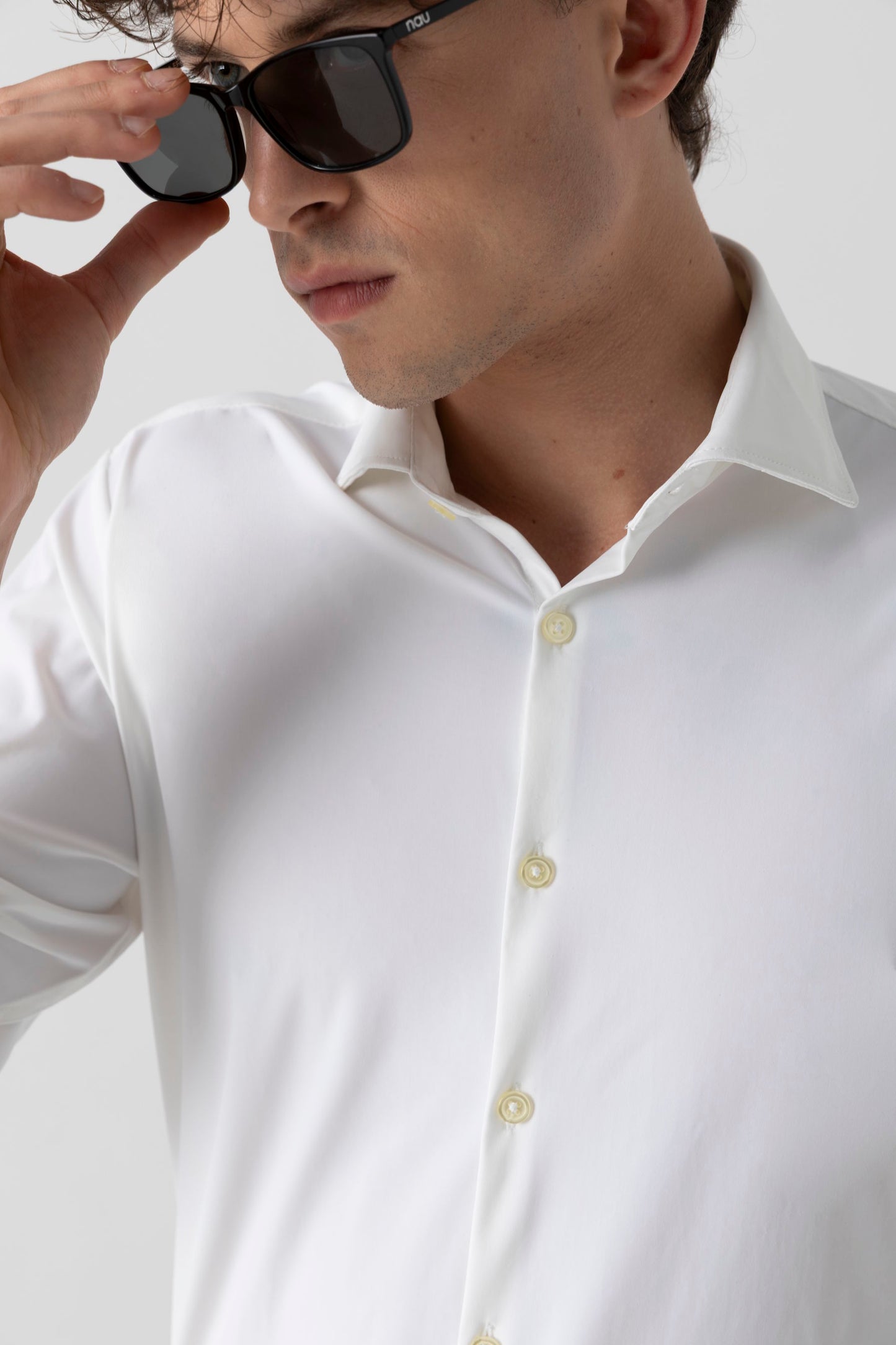 Camicia in tessuto tecnico stretch con collo classico piccolo