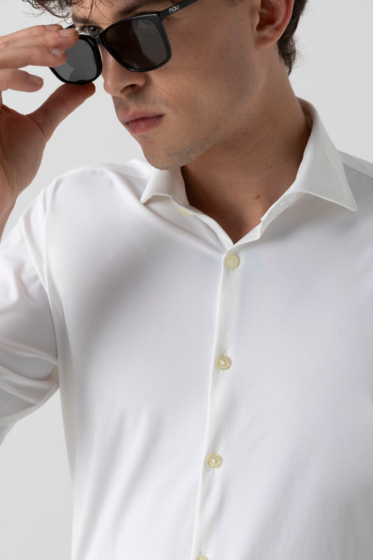 Camicia in tessuto tecnico stretch con collo classico piccolo