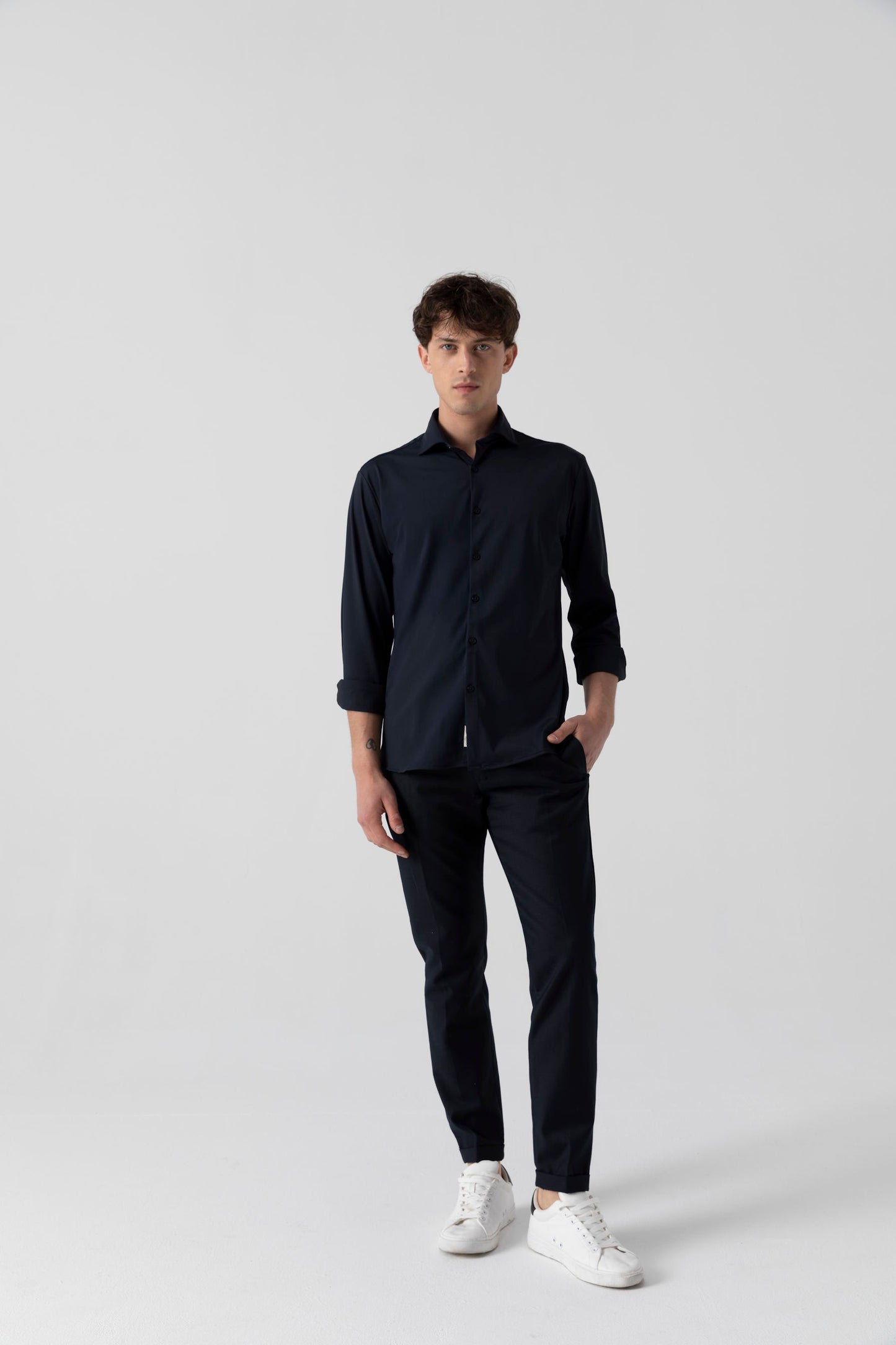 Camicia in tessuto tecnico stretch con collo classico piccolo