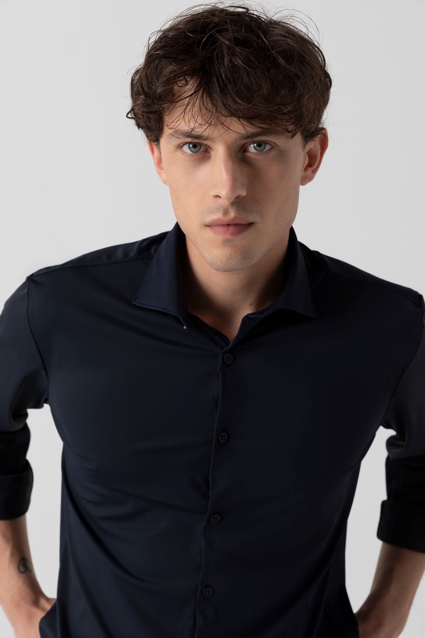 Camicia in tessuto tecnico stretch con collo classico piccolo