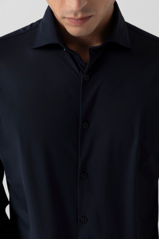 Camicia in tessuto tecnico stretch con collo classico piccolo