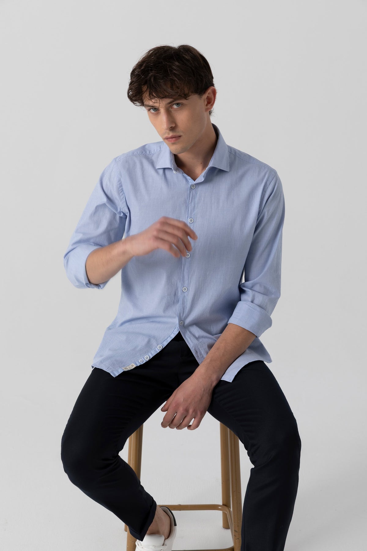 Camicia in fantasia di popeline stretch con collo piccolo classico in micro riga azzurra