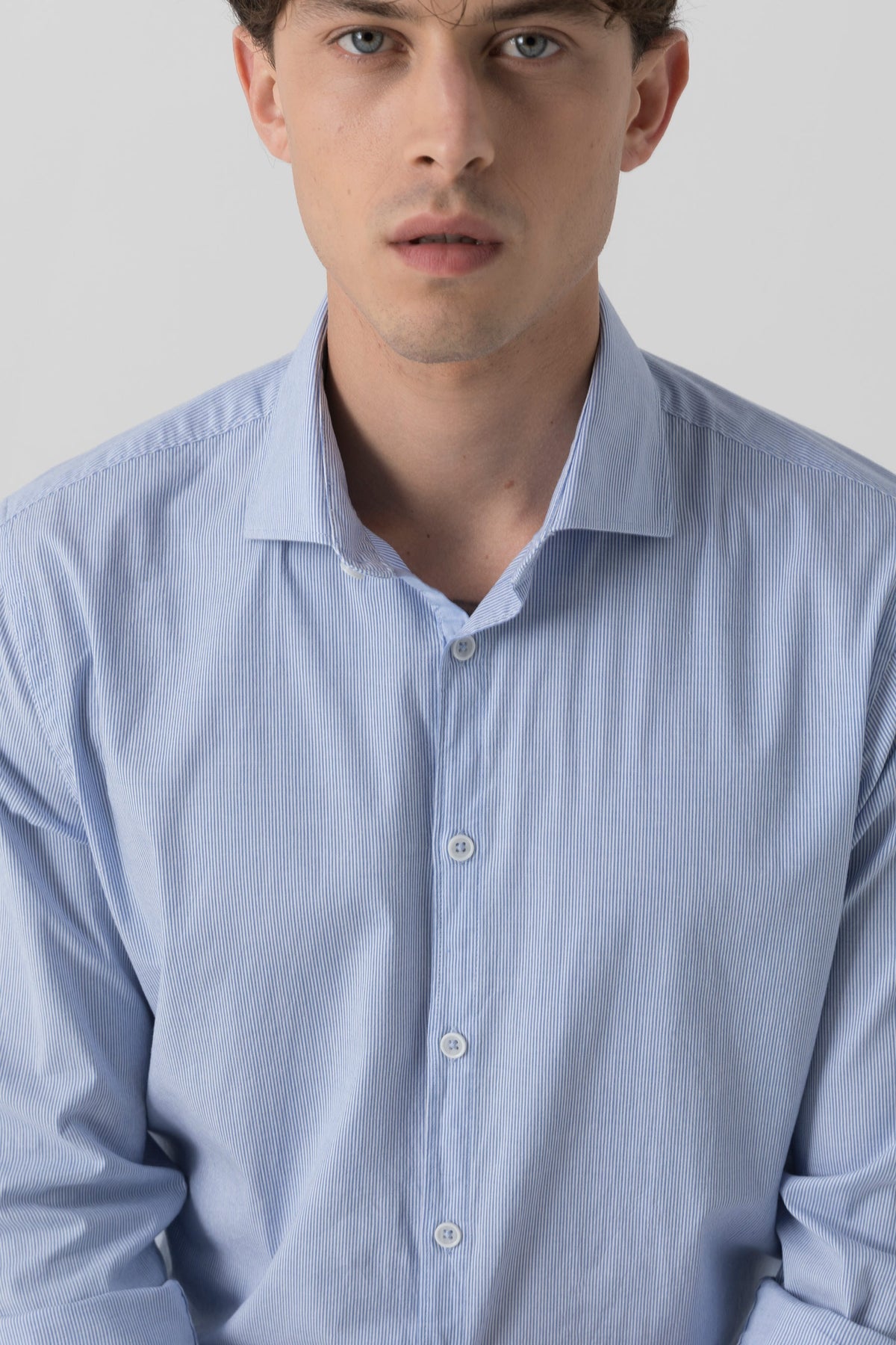 Camicia in fantasia di popeline stretch con collo piccolo classico in micro riga azzurra