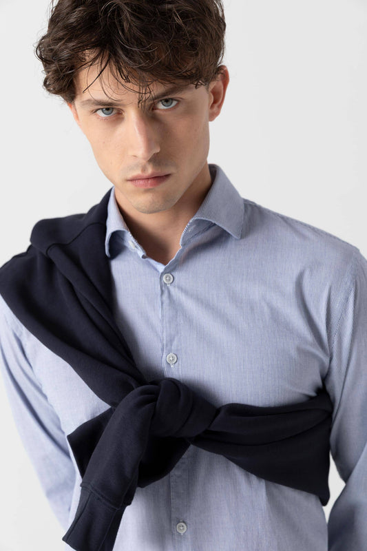 Camicia in fantasia di popeline stretch con collo piccolo classico in micro riga blue