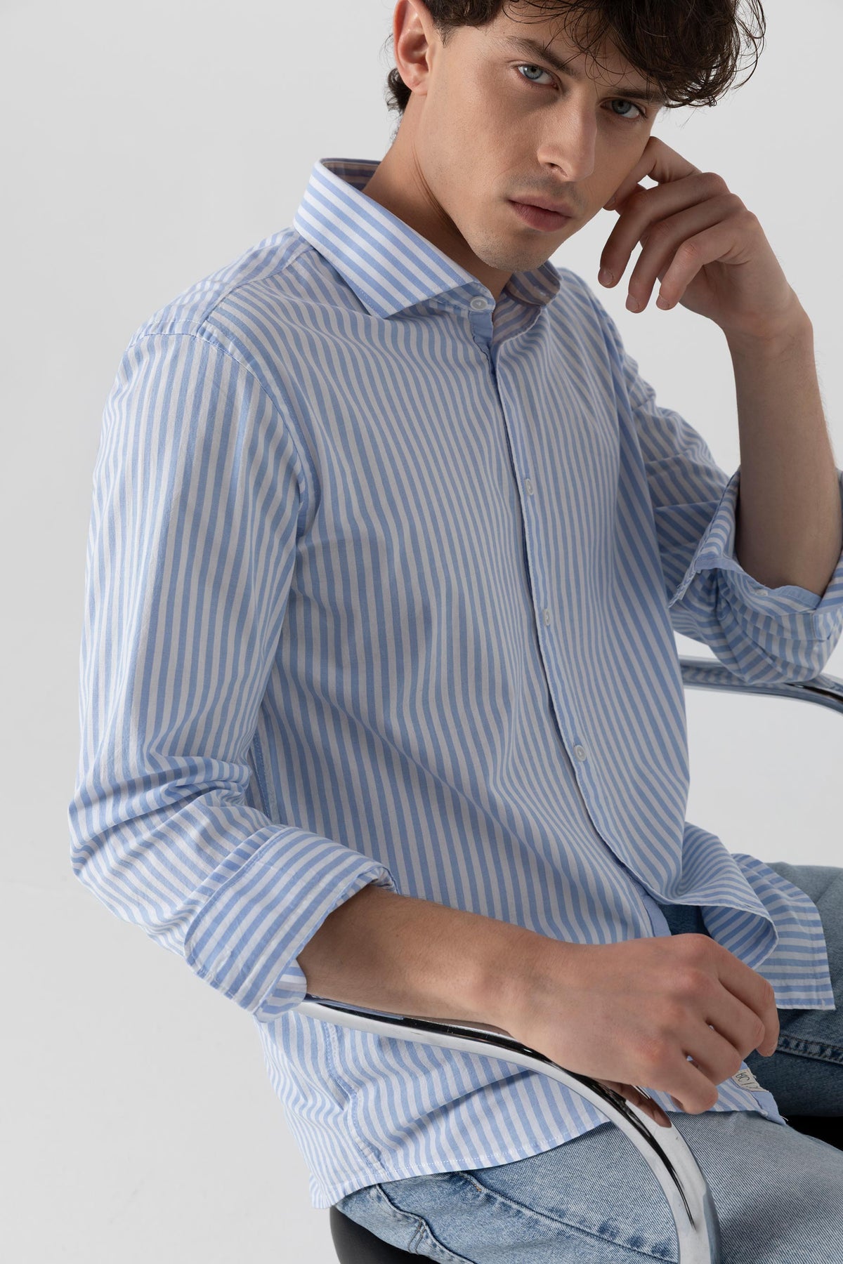Camicia in fantasia di popeline stretch riga media azzurra con collo piccolo classico