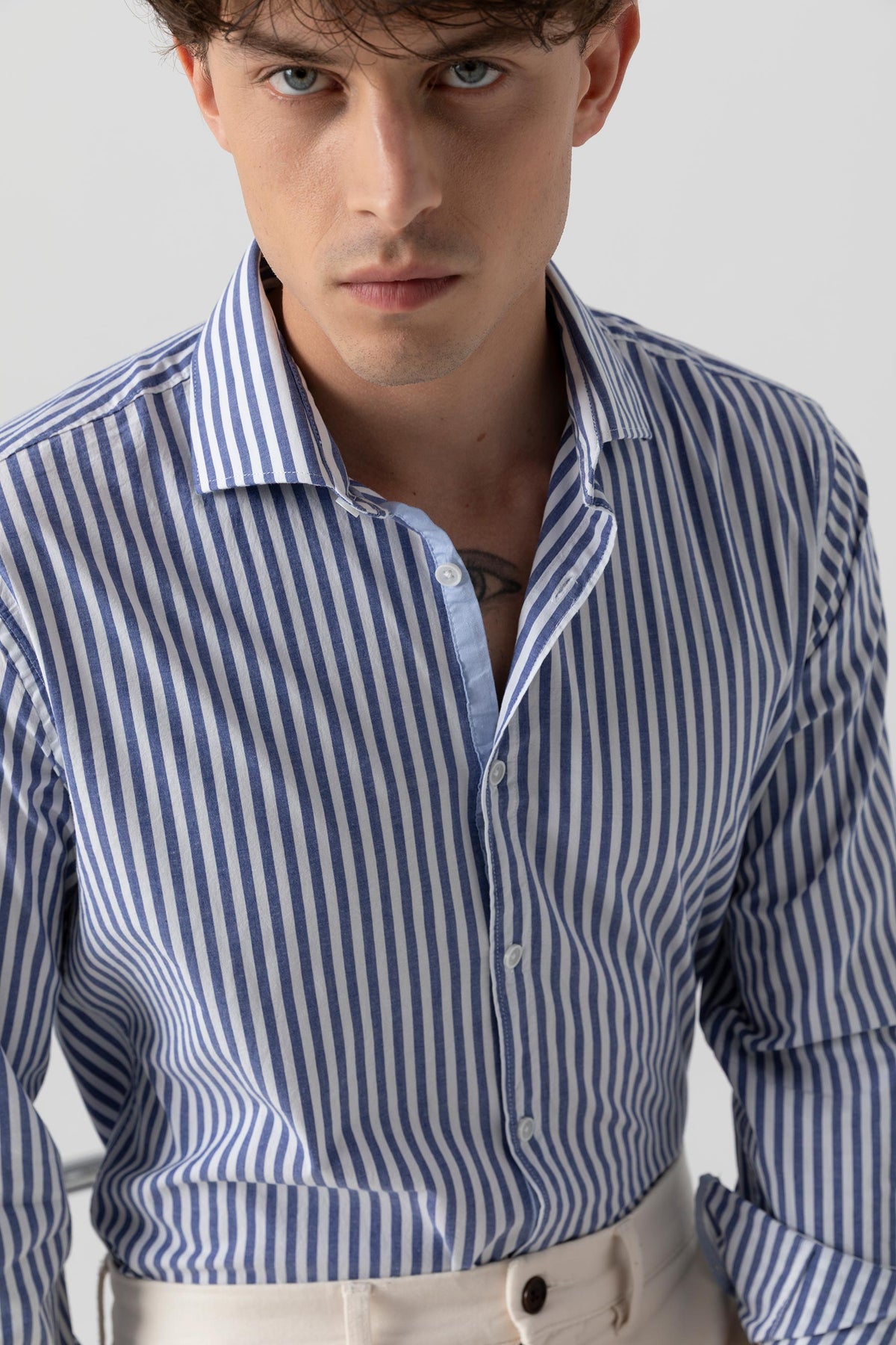 Camicia in fantasia di popeline stretch riga media blue con collo piccolo classico